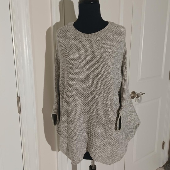 ROMEO & JULIET COUTURE Grey Ribbed Batwing Pullover Sweater - Picture 1 of 5